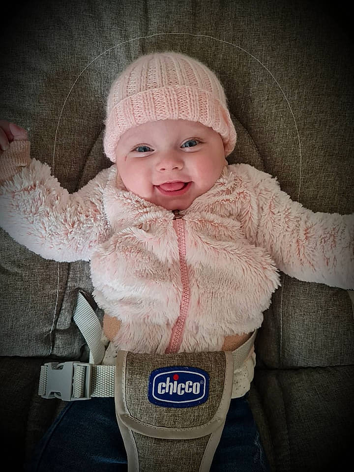 Amélya a rejoint le concours — aidez-le/la à gagner de superbes lots ! baby, baby_toddler_clothing, cap, cheek, dress, eye, face, flash_photography, head, headgear, headwear, human_body, iris, jacket, lip, nose, organ, person, skin, sleeve