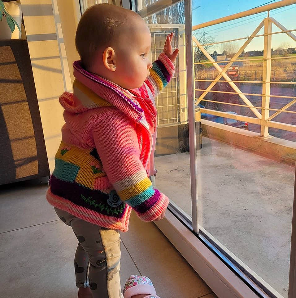 Amélya participe au concours pour gagner de l'argent avec cette photo : baby, baby_toddler_clothing, child, dress, flooring, footwear, fun, human_leg, jacket, leisure, pattern, person, product, skin, sky, sleeve, t_shirt, toddler, travel, waist