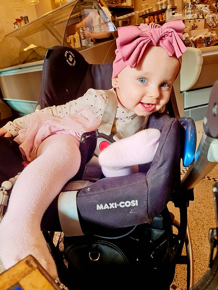 Amélya a rejoint le concours — aidez-le/la à gagner de superbes lots ! auto_part, baby, baby_carriage, baby_products, car_seat, chair, child, event, eyewear, fashion_accessory, fun, happy, headwear, lap, motor_vehicle, person, sitting, smile, thigh, toddler