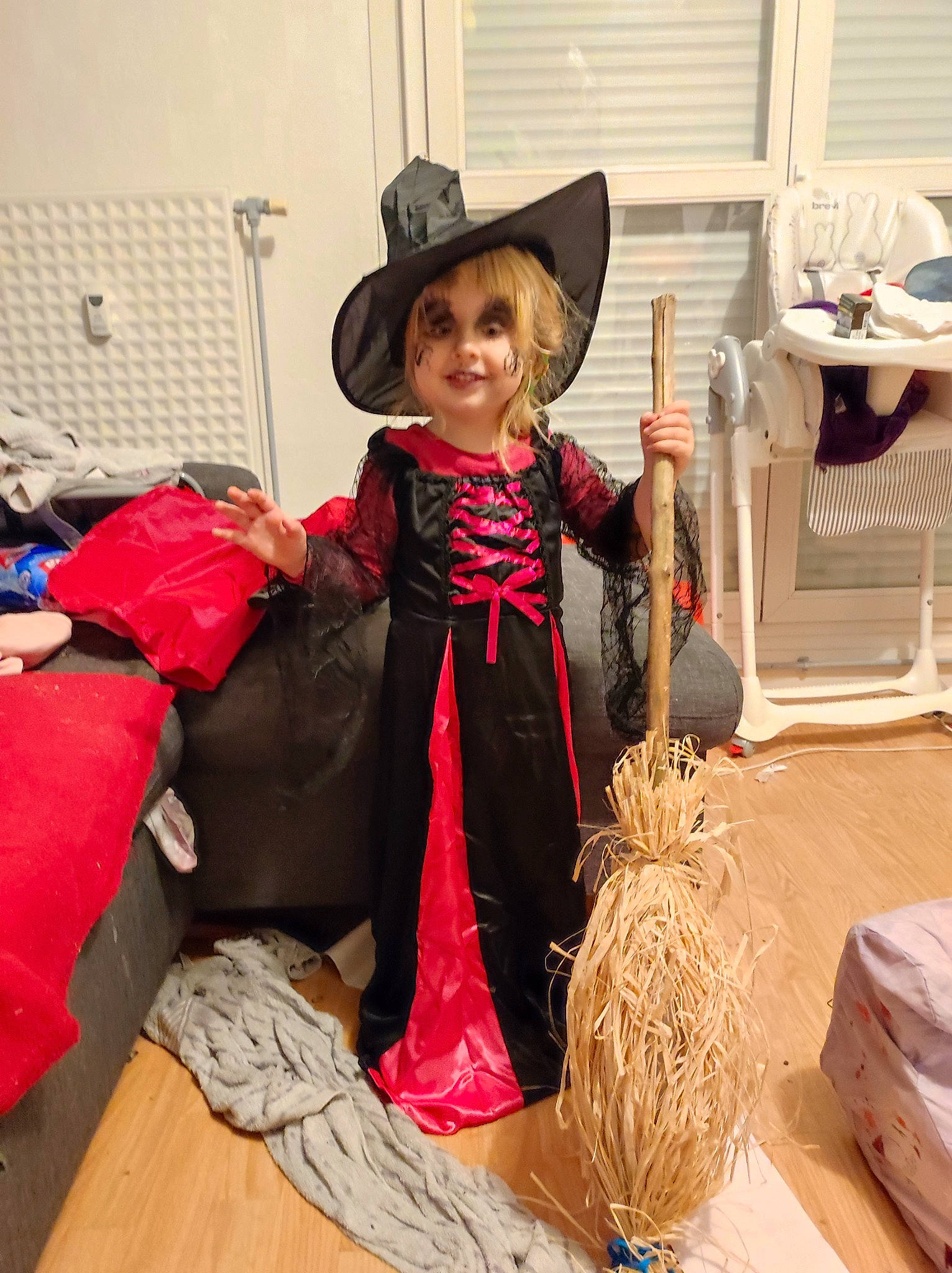 Jade a rejoint le concours — aidez-le/la à gagner de superbes lots ! basket, child, costume, costume_design, costume_hat, cowboy_hat, event, fashion_accessory, fashion_design, fun, hat, joy, person, sitting, smile, storage_basket, sun_hat, table, tableware, toddler