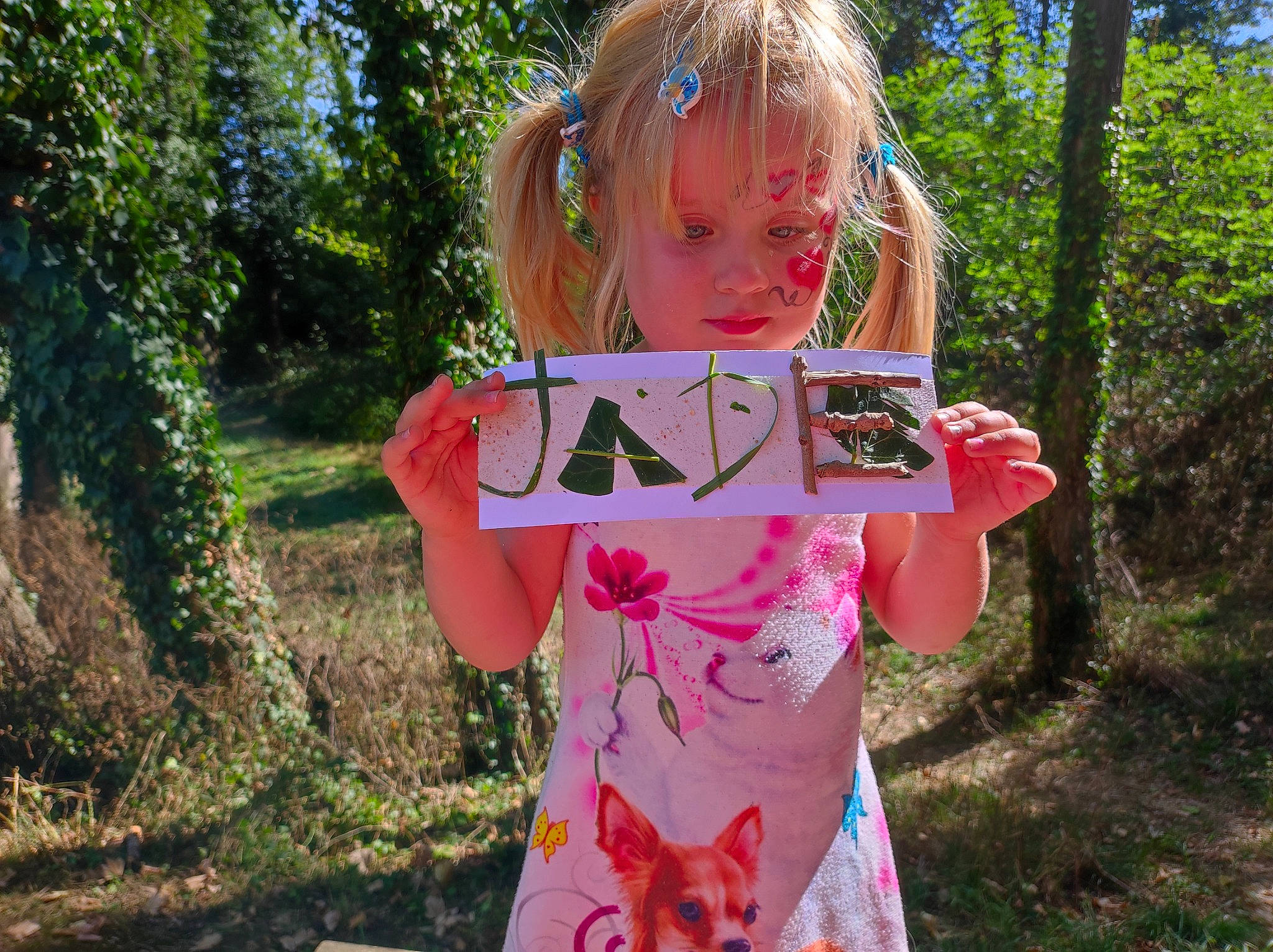 Jade participe au concours pour gagner de l'argent avec cette photo : art, botany, child, fun, grass, happy, leaf, leisure, magenta, organism, people_in_nature, person, pink, plant, recreation, sleeve, summer, t_shirt, textile, toddler