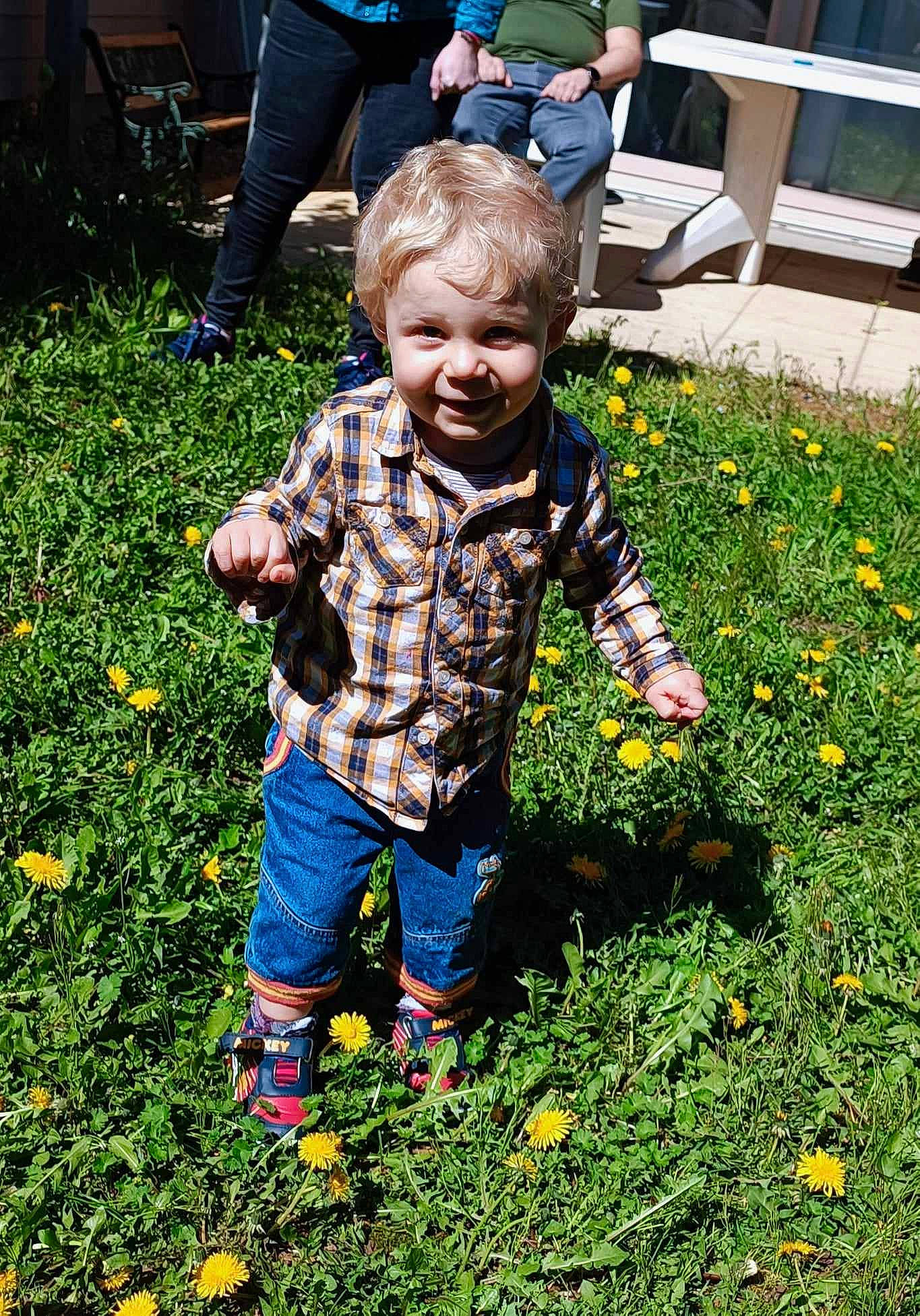 Manoé a rejoint le concours — aidez-le/la à gagner de superbes lots ! annual_plant, baby_toddler_clothing, botany, chair, child, fun, garden, grass, green, groundcover, happy, joy, lawn, leaf, leg, people_in_nature, person, plant, shoe, smile