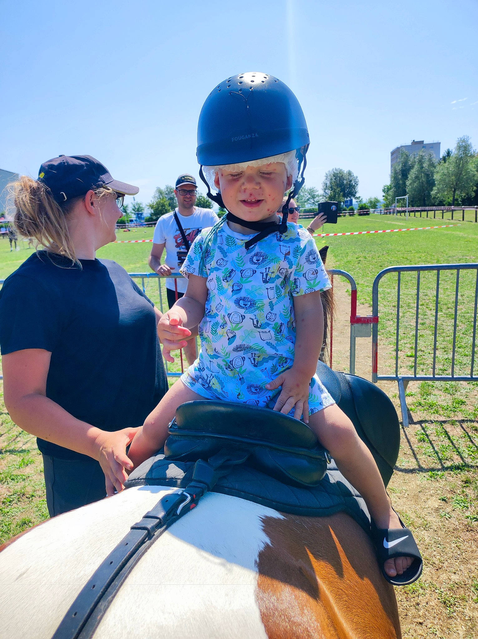 Manoé participe au concours pour gagner de l'argent avec cette photo : bridle, cool, equestrian_helmet, equestrianism, grass, headwear, helmet, horse, horse_supplies, horse_tack, joy, leisure, outdoor_recreation, person, plant, recreation, saddle, sky, sports_equipment, sports_gear
