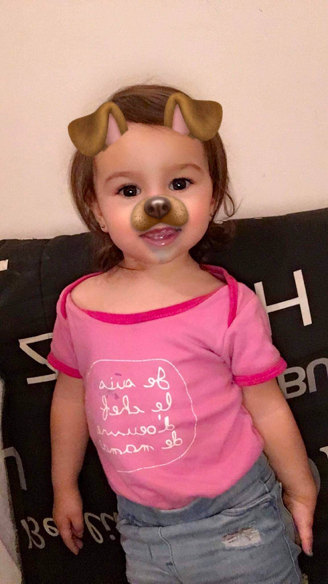 Melia participe au concours pour gagner de l'argent avec cette photo : baby_toddler_clothing, cheek, child, cool, ear, neck, person, pink, shoulder, sleeve, smile, t_shirt, toddler