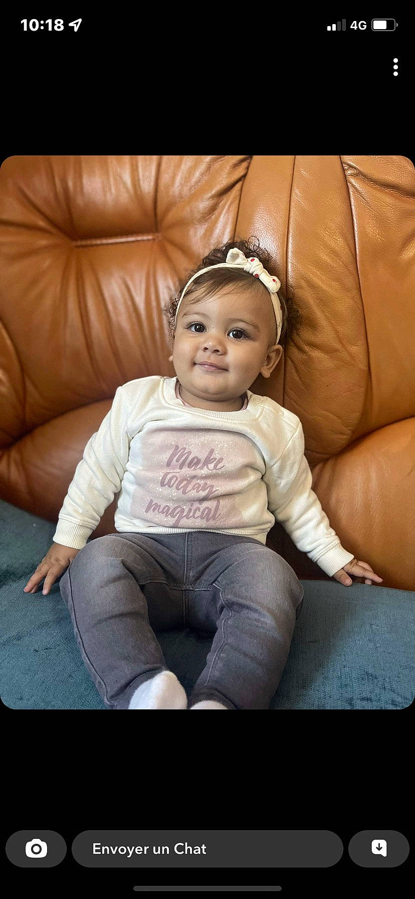 Kélya participe au concours pour gagner de l'argent avec cette photo : baby, baby_toddler_clothing, child, comfort, couch, face, fashion_accessory, flash_photography, flooring, fun, happy, headpiece, human_body, human_leg, joy, person, sitting, sleeve, smile, stock_photography