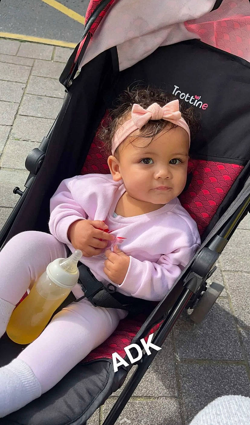 Kélya participe au concours pour gagner de l'argent avec cette photo : baby, baby_carriage, baby_products, baby_safety, baby_toddler_clothing, chair, child, comfort, eye, fashion_accessory, fun, headwear, lap, magenta, person, pink, sitting, tire, toddler, vacation