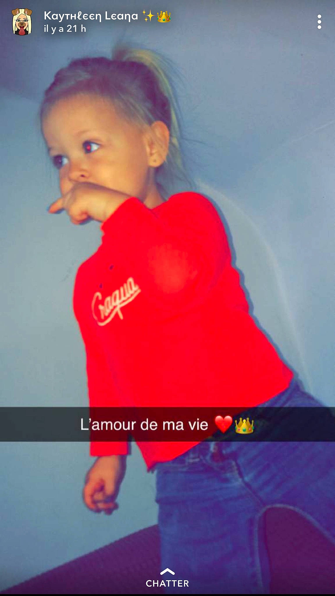 Léana a rejoint le concours — aidez-le/la à gagner de superbes lots ! arm, cheek, child, joint, magenta, neck, nose, person, pink, red, shoulder, sleeve, standing, t_shirt, toddler
