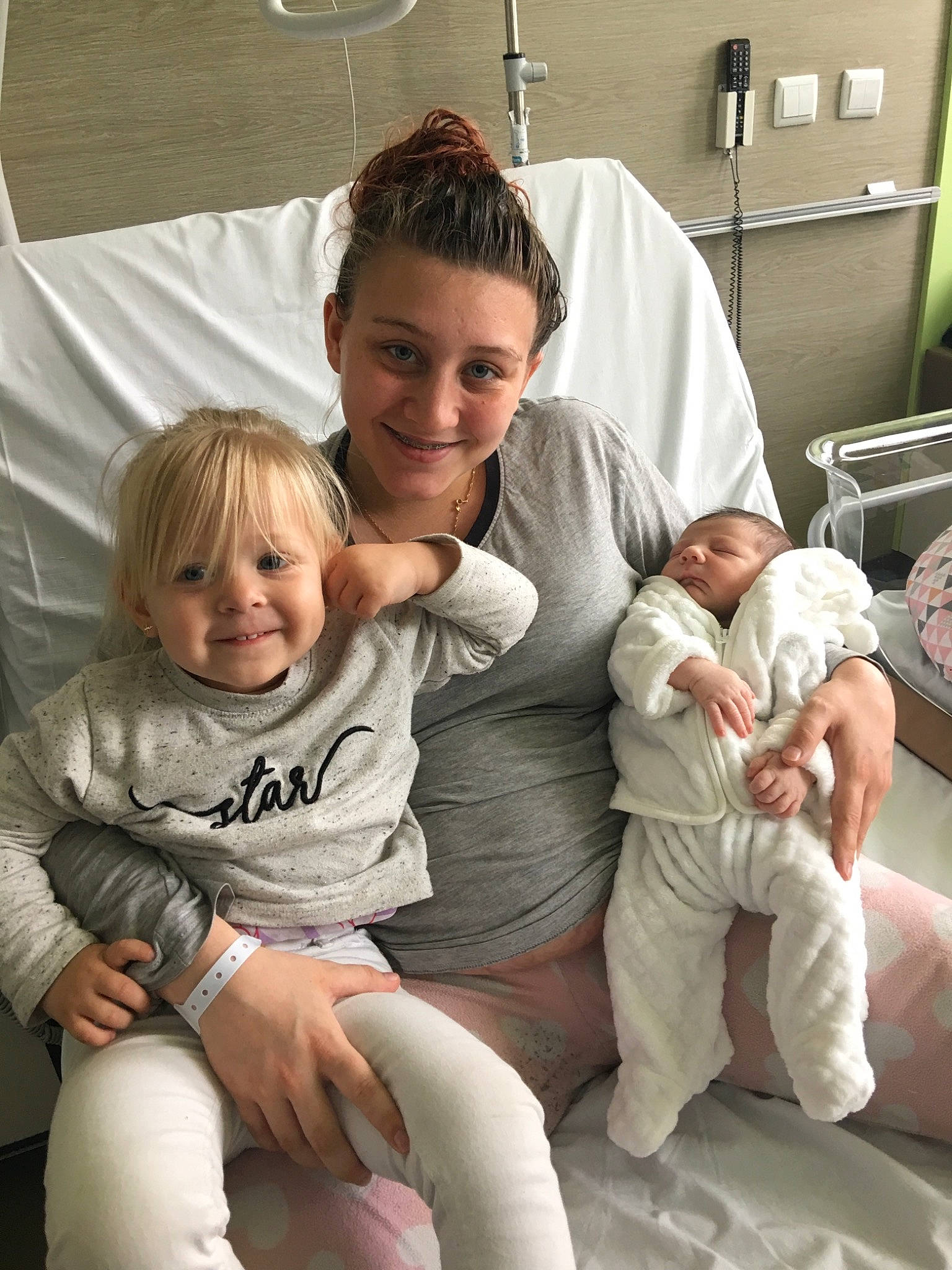 Léana a rejoint le concours — aidez-le/la à gagner de superbes lots ! baby, birth, child, comfort, daughter, family, headwear, joy, mother, people, person, sitting, smile, toddler