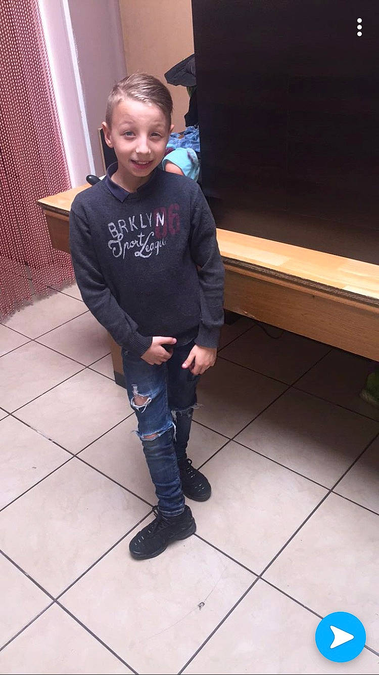 Theo participe au concours pour gagner de l'argent avec cette photo : child, denim, floor, footwear, fun, jeans, joint, joy, leg, outerwear, person, shoe, smile, standing, t_shirt, toddler