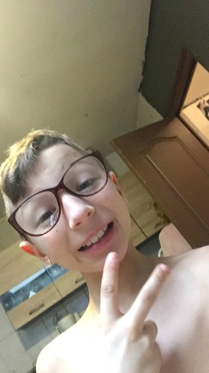 Theo participe au concours pour gagner de l'argent avec cette photo : chin, eyebrow, eyewear, face, finger, forehead, gesture, glasses, hand, head, headwear, jaw, joy, lip, mouth, nose, person, photography, selfie, smile