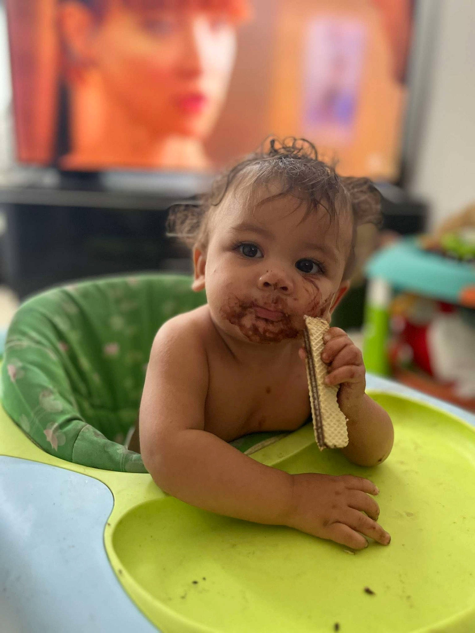 Kélya participe au concours pour gagner de l'argent avec cette photo : baby, bathing, birthday, cheek, child, eating, event, facial_expression, food, fun, happy, leisure, person, plate, recreation, sitting, sweetness, table, tableware, toddler