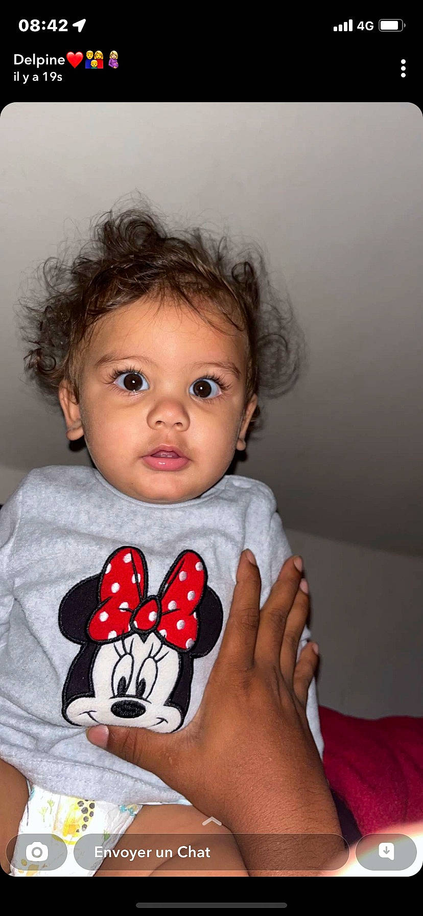 Kélya a rejoint le concours — aidez-le/la à gagner de superbes lots ! arm, baby_toddler_clothing, cheek, chin, eyelash, facial_expression, flash_photography, gesture, hand, happy, human_body, iris, lip, nail, neck, nose, person, skin, sleeve, thumb