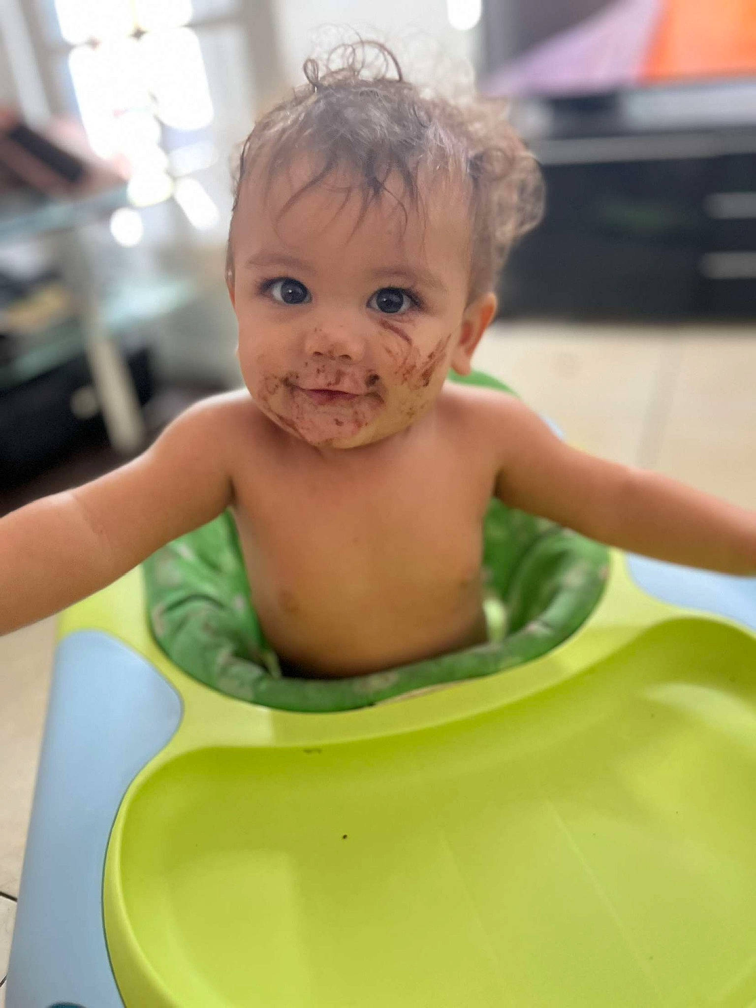 Kélya a rejoint le concours — aidez-le/la à gagner de superbes lots ! baby, baby_bathing, baby_playing_with_toys, baby_products, baby_toddler_clothing, bathing, cheek, chest, child, fun, happy, leisure, person, play, recreation, sitting, skin, smile, toddler, vacation