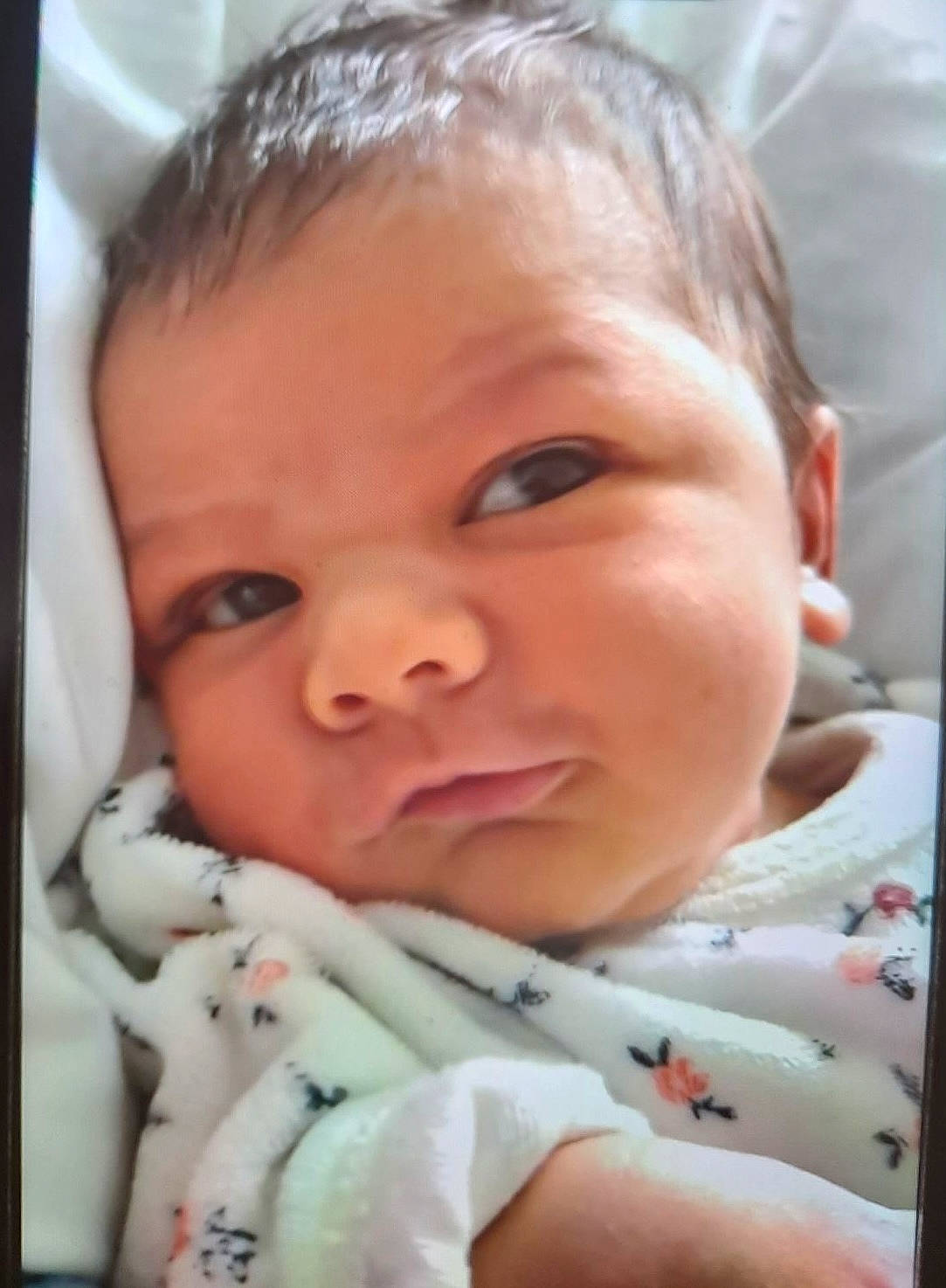 Kélya participe au concours pour gagner de l'argent avec cette photo : baby, baby_toddler_clothing, cheek, child, chin, close_up, comfort, ear, eyebrow, eyelash, finger, happy, iris, linens, lip, mouth, nose, person, skin, smile