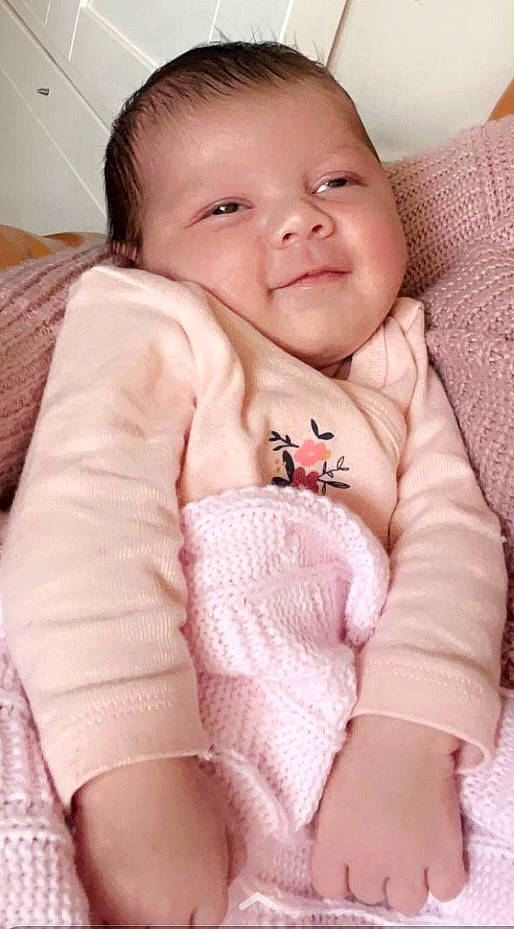 Kélya participe au concours pour gagner de l'argent avec cette photo : baby, cheek, chin, comfort, eye, eyebrow, eyelash, happy, head, iris, lip, mouth, neck, nose, person, pink, skin, sleeve, smile, stomach