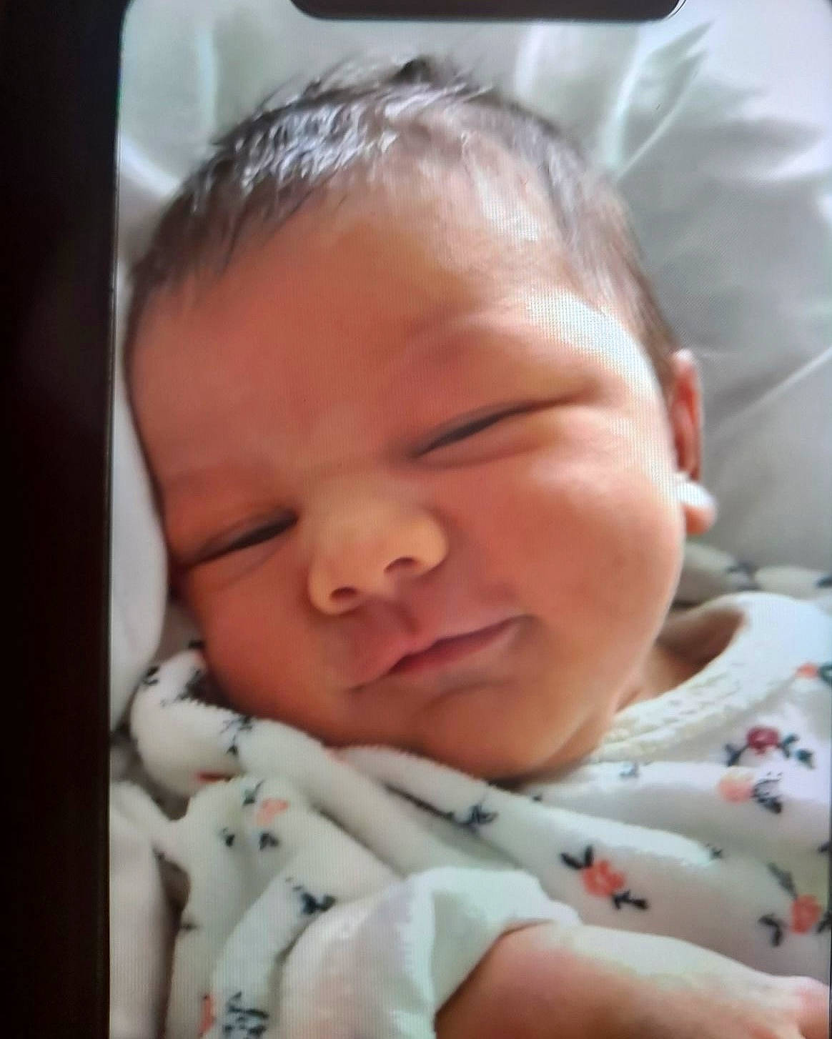 Kélya a rejoint le concours — aidez-le/la à gagner de superbes lots ! baby, baby_toddler_clothing, bedtime, cheek, child, chin, close_up, comfort, ear, eyebrow, facial_expression, happy, iris, linens, lip, mouth, nose, person, skin, smile