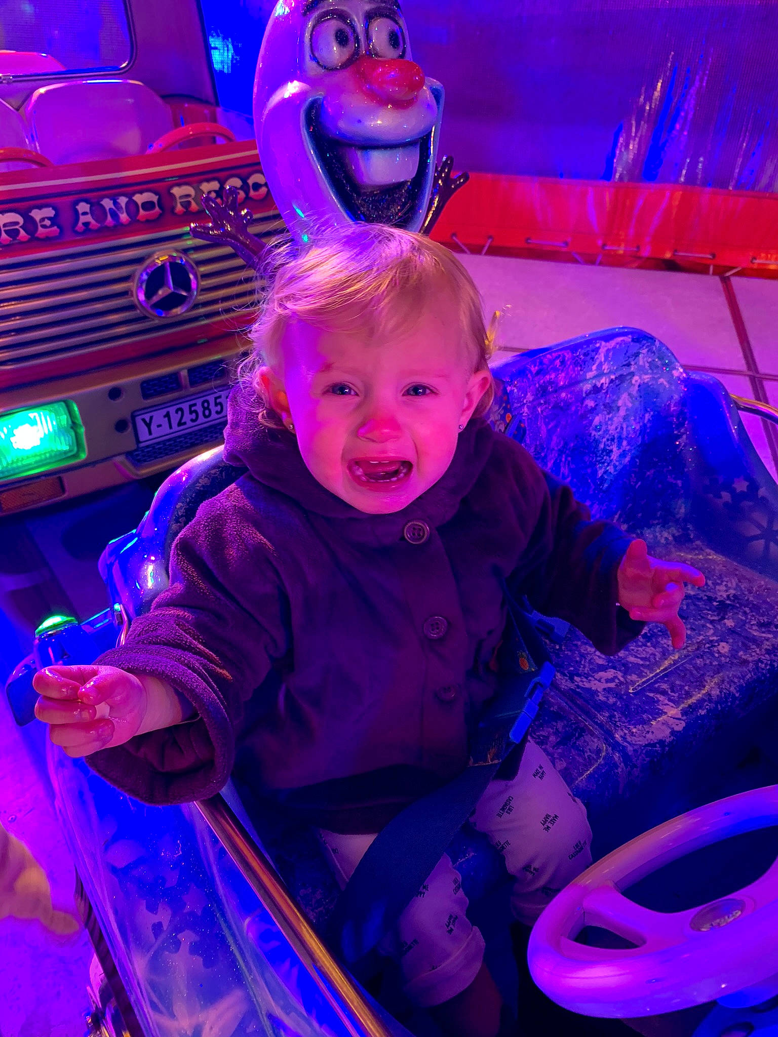 Naëlya participe au concours pour gagner de l'argent avec cette photo : automotive_exterior, automotive_lighting, automotive_tire, baby, child, electric_blue, entertainment, event, fun, happy, leisure, light, lighting, magenta, motor_vehicle, person, pink, purple, smile, toddler