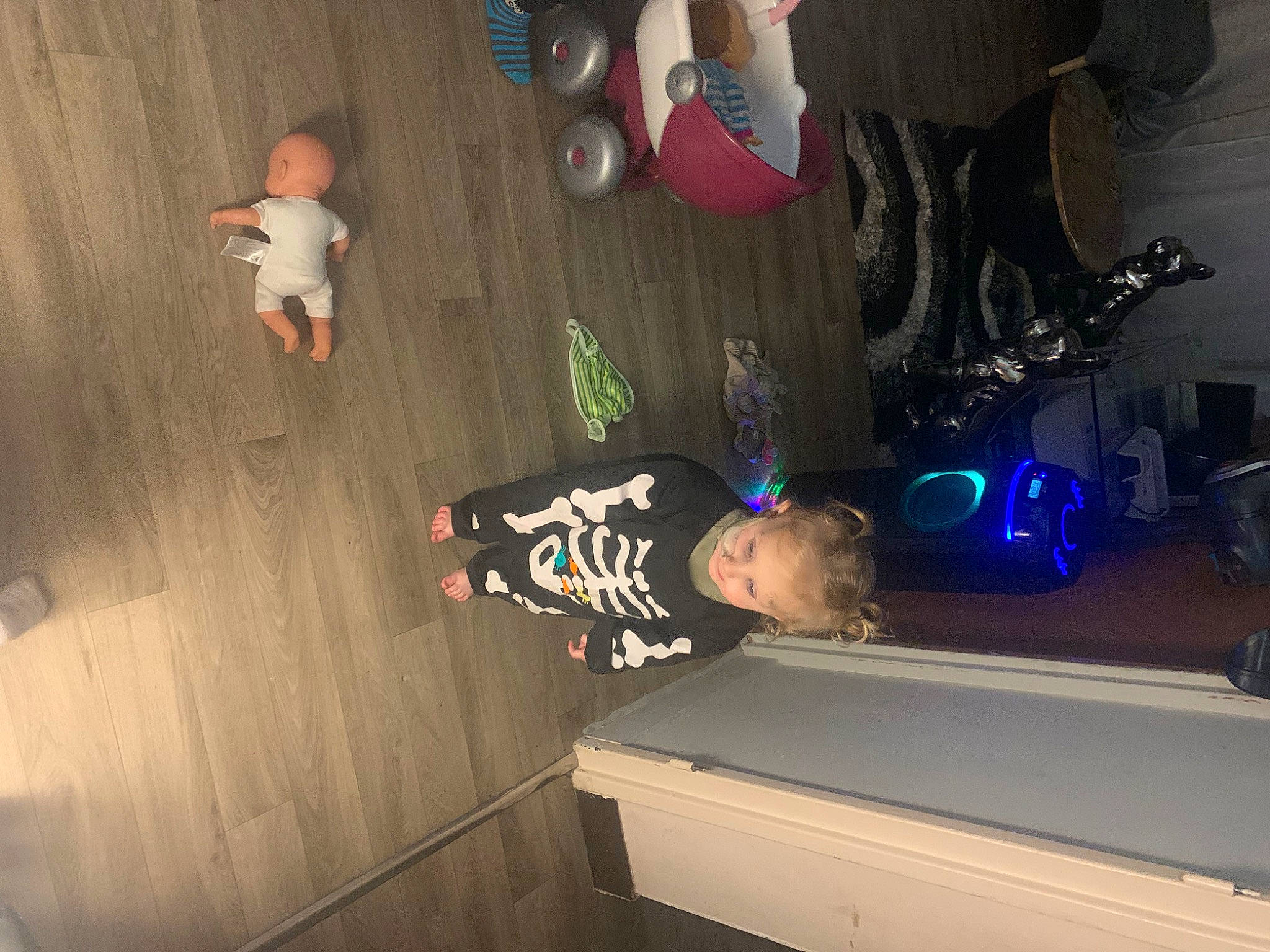 Naëlya a rejoint le concours — aidez-le/la à gagner de superbes lots ! baby, ceiling, child, electric_blue, flooring, foot, fun, hardwood, human_leg, indoor_games_and_sports, leisure, machine, person, play, recreation, room, space, sport_climbing, t_shirt, toddler