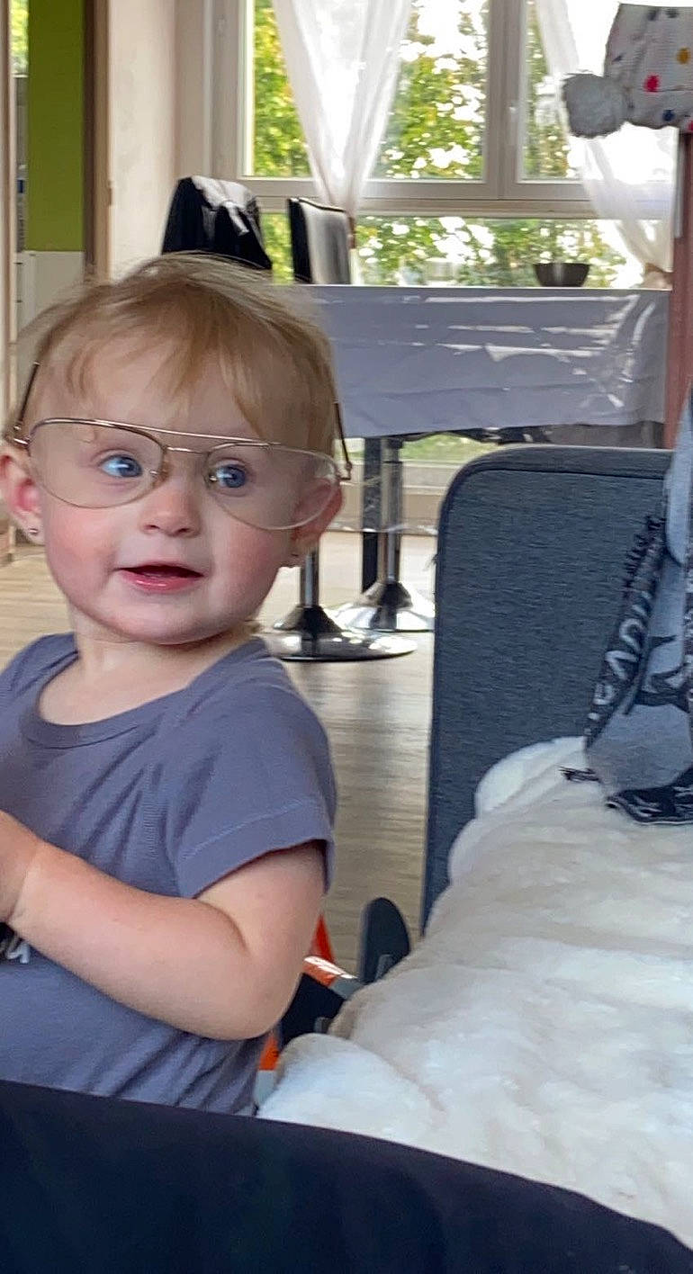 Naëlya participe au concours pour gagner de l'argent avec cette photo : baby, car_seat, chair, child, comfort, event, eyewear, family_car, fun, glasses, happy, leisure, luxury_vehicle, person, sitting, smile, summer, toddler, vacation, vision_care