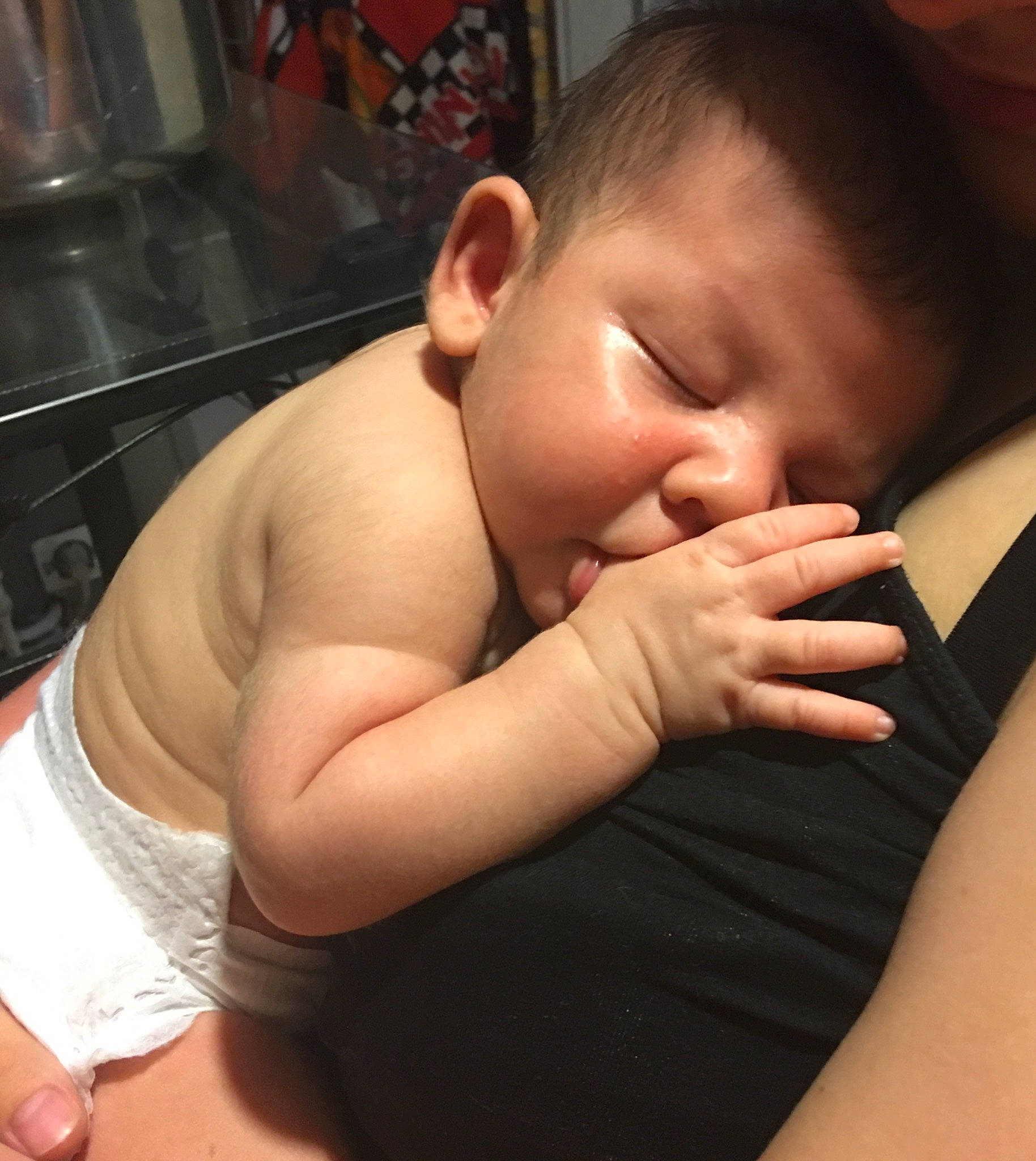 Kais participe au concours pour gagner de l'argent avec cette photo : arm, baby, black_hair, cheek, chest, child, ear, face, finger, gesture, hand, head, mouth, muscle, nap, neck, nose, person, skin, sleep