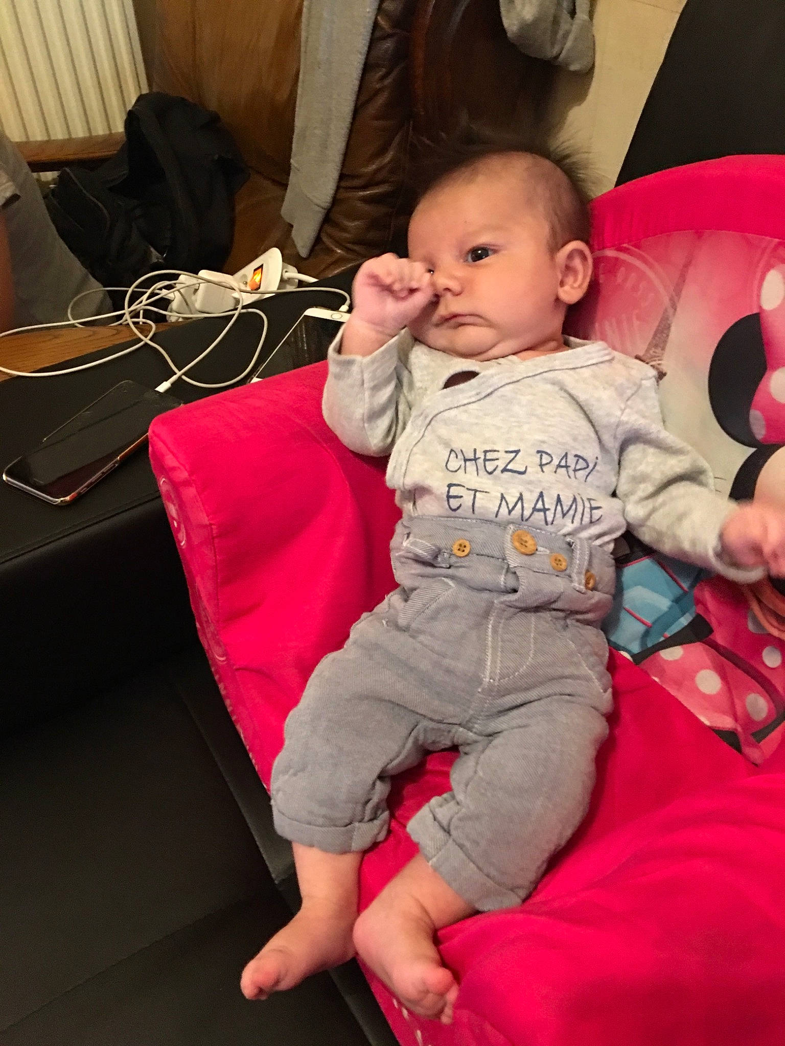 Kais participe au concours pour gagner de l'argent avec cette photo : baby, cheek, child, comfort, finger, furniture, leg, person, pink, sitting, skin, toddler