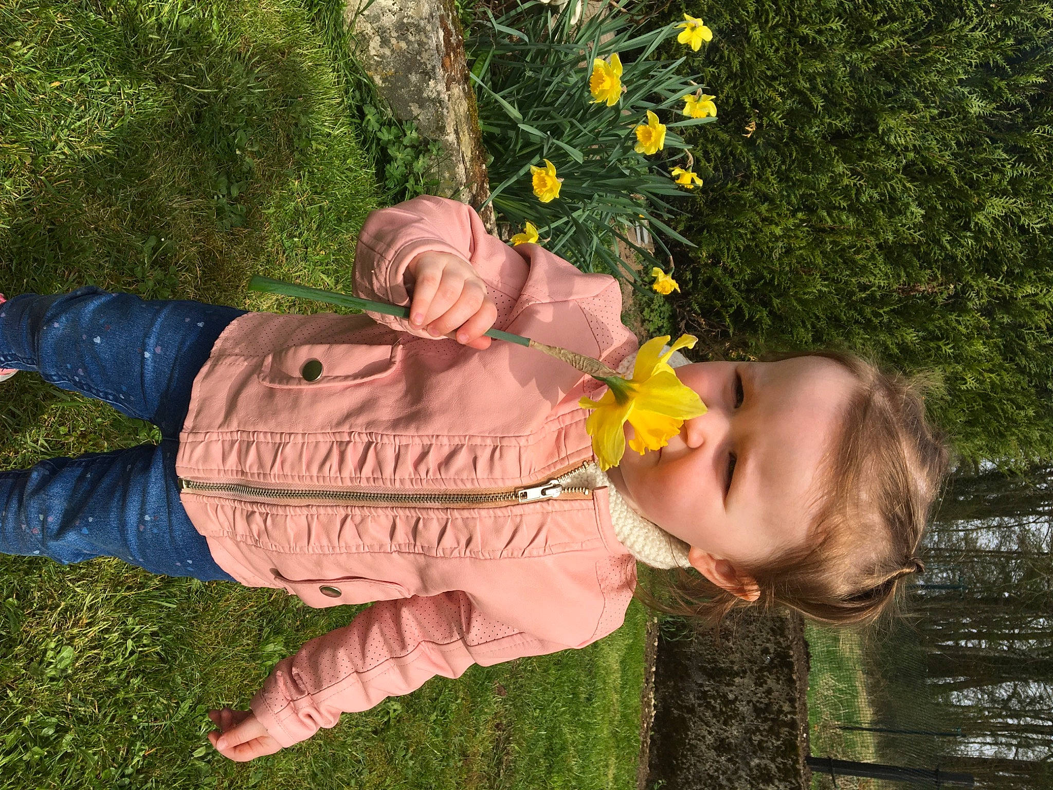 Lyana a rejoint le concours — aidez-le/la à gagner de superbes lots ! baby, baby_toddler_clothing, botany, flower, flowering_plant, fun, garden, gesture, grass, grass_family, happy, leaf, leisure, people_in_nature, person, petal, plant, sitting, smile, spring