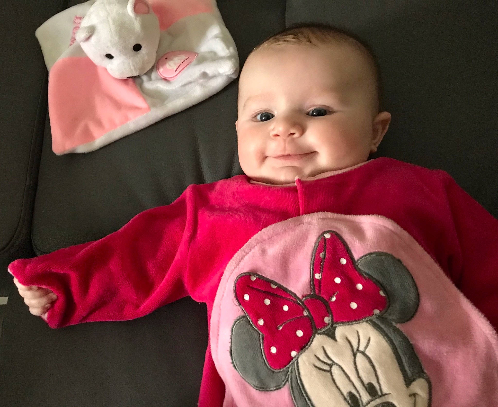 Lyana a rejoint le concours — aidez-le/la à gagner de superbes lots ! baby, baby_toddler_clothing, cheek, collar, comfort, human_body, linens, magenta, mammal, neck, organ, pattern, person, pink, red, sleeve, smile, t_shirt, textile, toddler