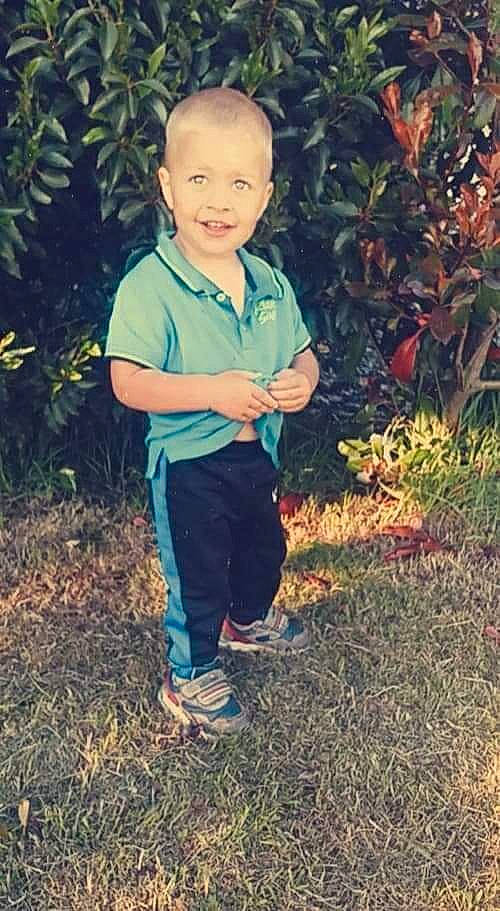 Brayan a rejoint le concours — aidez-le/la à gagner de superbes lots ! electric_blue, eye, face, flash_photography, fun, grass, hair, happy, head, joy, people_in_nature, person, plant, shoe, smile, soil, summer, t_shirt, tints_and_shades, toddler