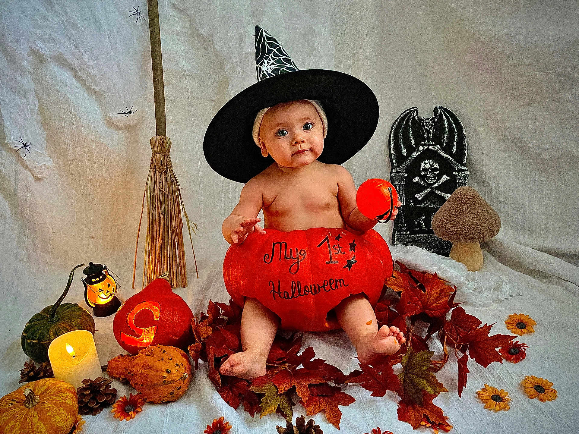 Eden a rejoint le concours — aidez-le/la à gagner de superbes lots ! baby, child, halloween, pumpkin, witch_hat, orange, leaves, autumn, decorations, costume, lantern, candle, gourds, holiday, festive, cute, indoor, celebration, seasonal, portrait