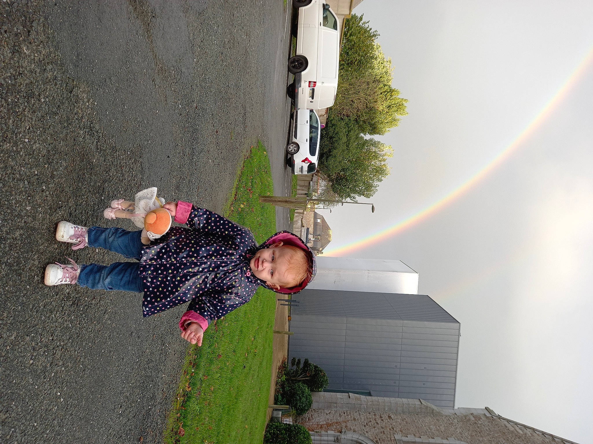 Rose a rejoint le concours — aidez-le/la à gagner de superbes lots ! asphalt, building, car, fun, grass, house, leisure, person, plant, pole, rainbow, recreation, road_surface, sky, street_light, tire, travel, tree, wheel, white