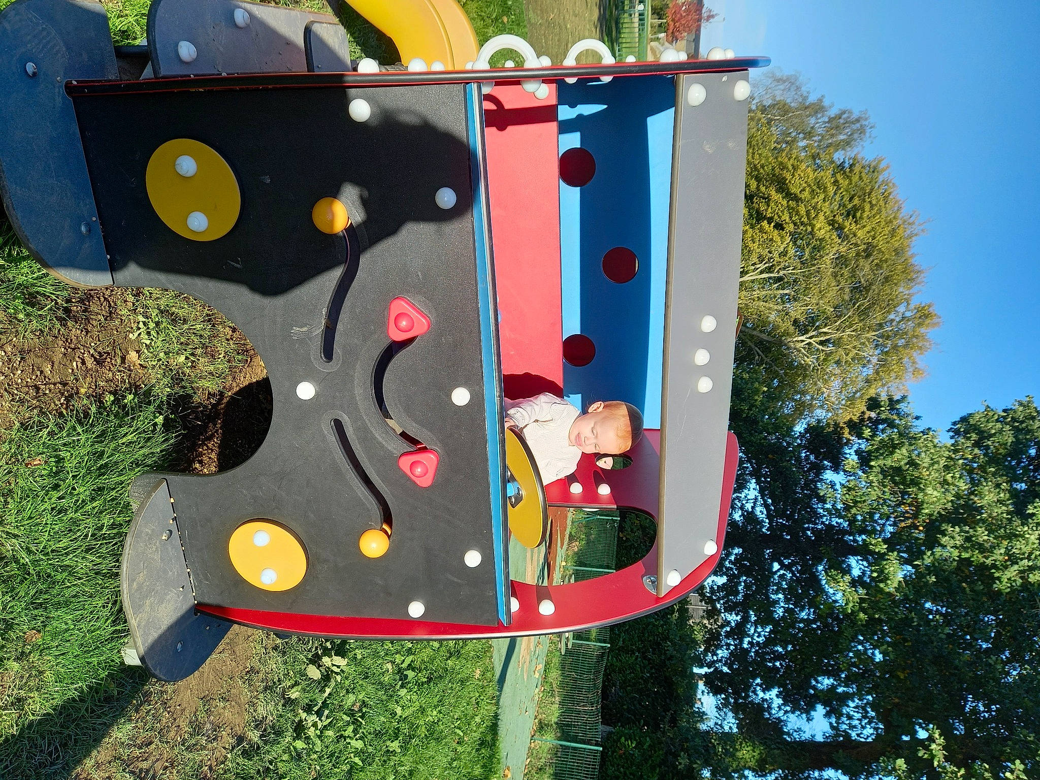 Rose a rejoint le concours — aidez-le/la à gagner de superbes lots ! art, circle, city, fun, grass, leisure, metal, motor_vehicle, musical_instrument, outdoor_play_equipment, person, plant, playground, pole, recreation, signage, sky, tree, visual_arts, wood