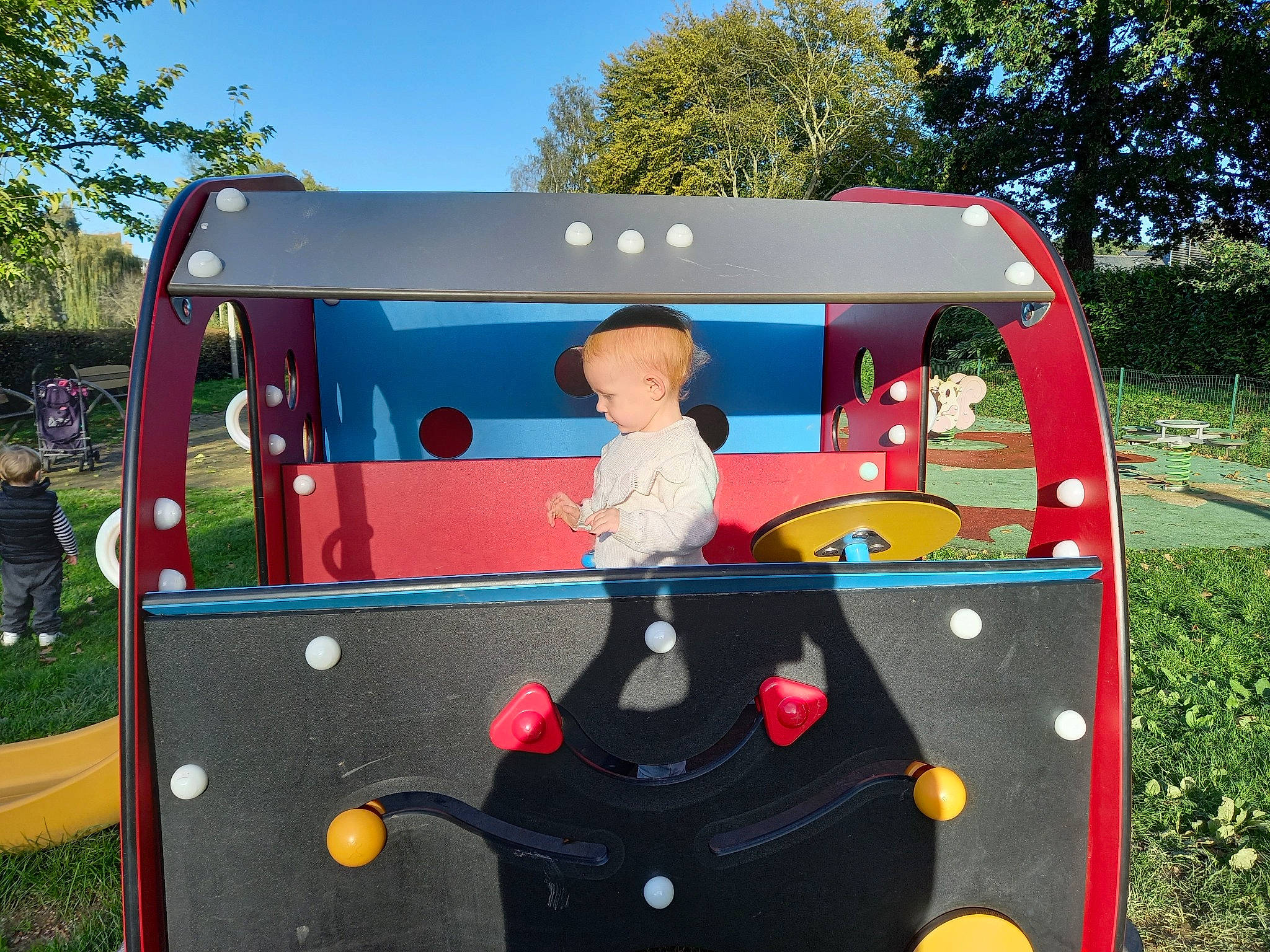 Rose participe au concours pour gagner de l'argent avec cette photo : auto_part, automotive_exterior, bumper, city, event, games, grass, leisure, motor_vehicle, outdoor_play_equipment, person, plant, playground, recreation, sky, t_shirt, tire, toddler, tree, vehicle