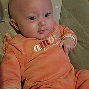 Octavia a rejoint le concours — aidez-le/la à gagner de superbes lots ! apparel, baby, child, cozy, cushion, cute, face, hand, head, indoor, infant, orange_clothing, person, polka_dot, portrait, seat, sitting, smile, soft_toys, young