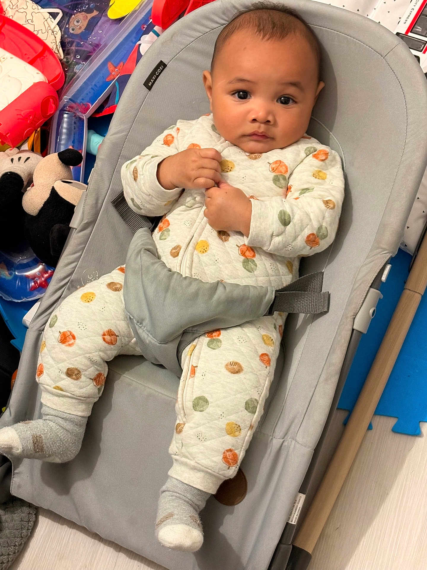 Aidan participe au concours pour gagner de l'argent avec cette photo : baby, infant, baby_seat, clothing, onesie, socks, face, child, indoor, floor, toy, stuffed_animal, mickey_mouse, colorful, polka_dot, baby_gear, curious, seated, soft, cushion