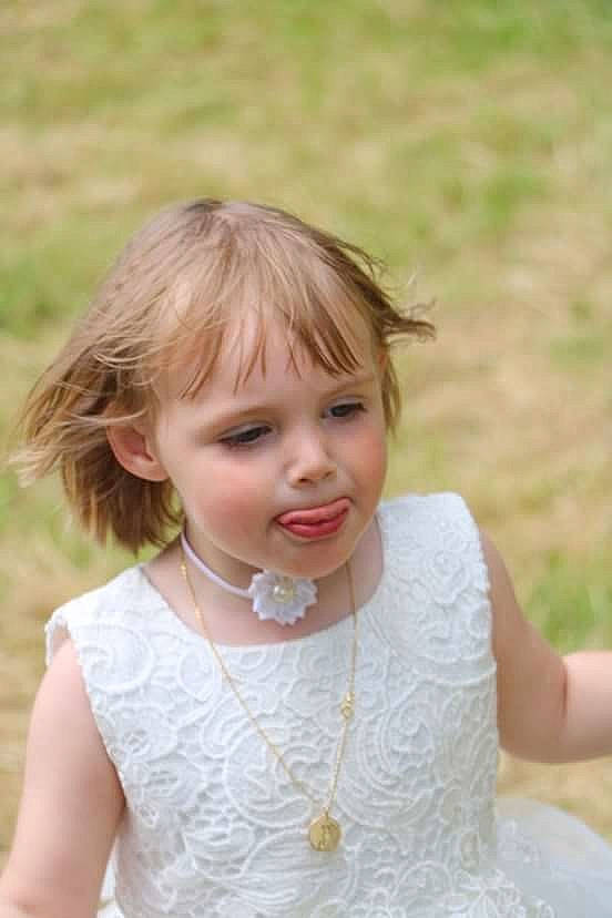 Lorie a rejoint le concours — aidez-le/la à gagner de superbes lots ! bride, brown_hair, child, child_model, flower_girl, girl, gown, hair, hair_accessory, hairstyle, happiness, headpiece, human_hair_color, joy, long_hair, neck, photo_shoot, portrait_photography, smile, toddler