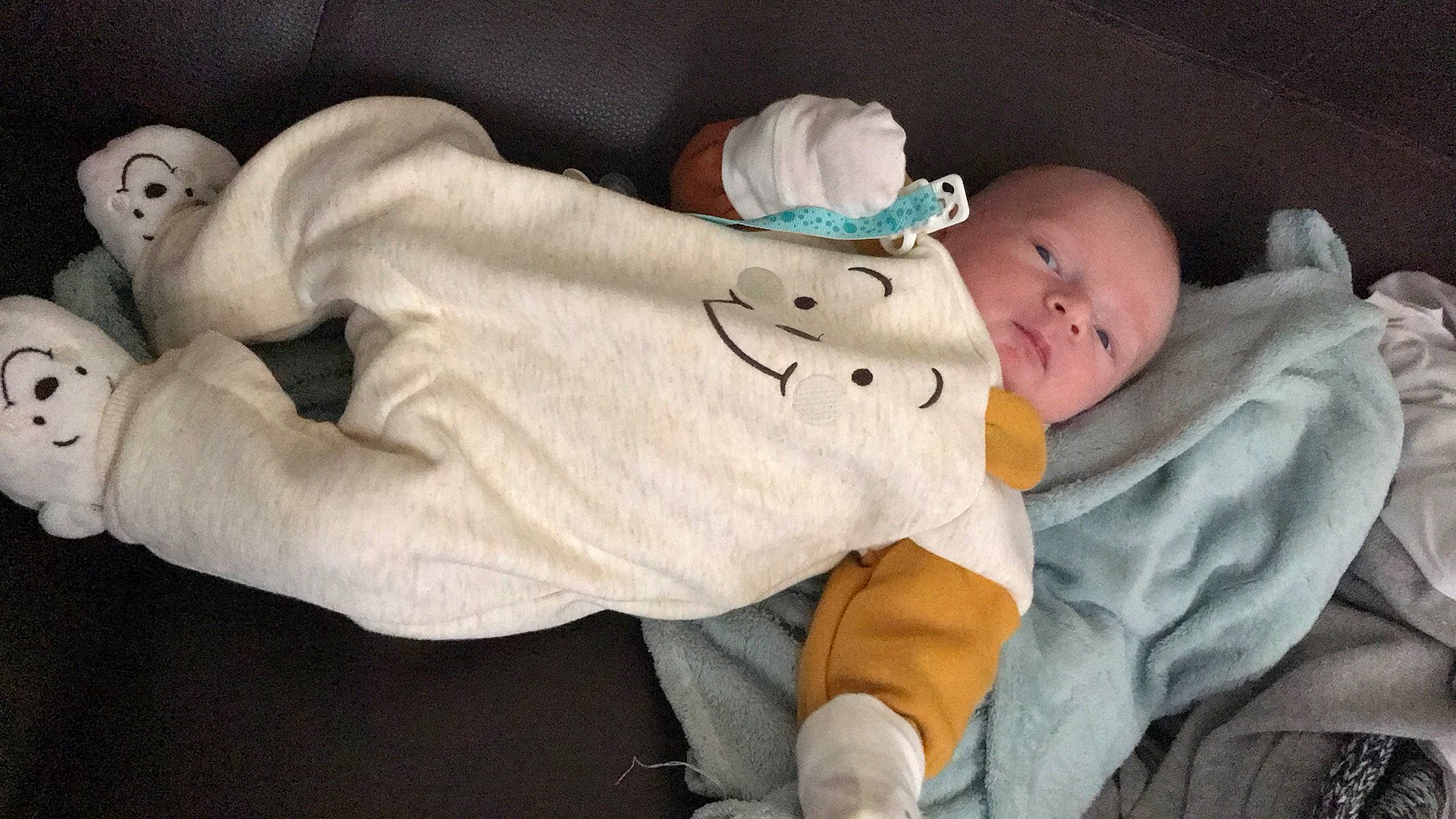 Oscar a rejoint le concours — aidez-le/la à gagner de superbes lots ! baby, baby_products, baby_sleeping, baby_toddler_clothing, cheek, child, comfort, elbow, eye, gesture, hand, human_body, lap, linens, nap, person, room, sitting, skin, sleep