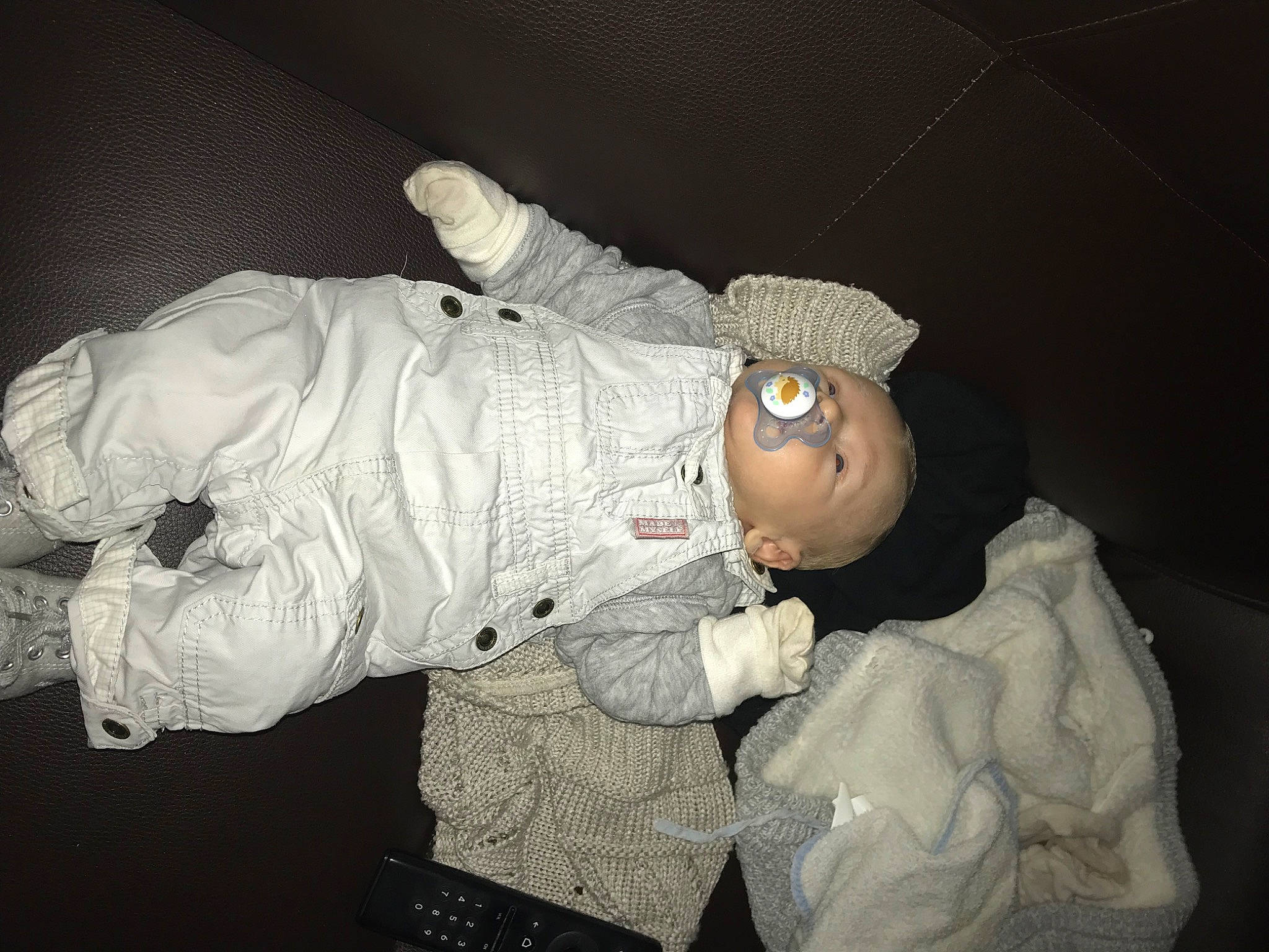 Oscar a rejoint le concours — aidez-le/la à gagner de superbes lots ! carmine, child, darkness, fun, headgear, helmet, person, personal_protective_equipment, plastic_bag, room, sleeve