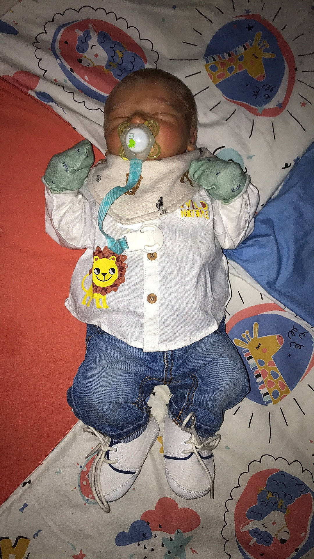 Oscar participe au concours pour gagner de l'argent avec cette photo : art, astronaut, baby, baby_products, baby_toddler_clothing, baby_toys, child, fictional_character, fun, head, human_body, paint, pattern, person, space, stuffed_toy, toddler, toy, visual_arts, white