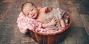 Kim a rejoint le concours — aidez-le/la à gagner de superbes lots ! baby, newborn, wooden_bowl, blanket, pink_blanket, beige_blanket, floor, wood_floor, infant, cute, cozy, portrait, skin, person, baby_hand, baby_foot, sleepy, small, child, lying_down