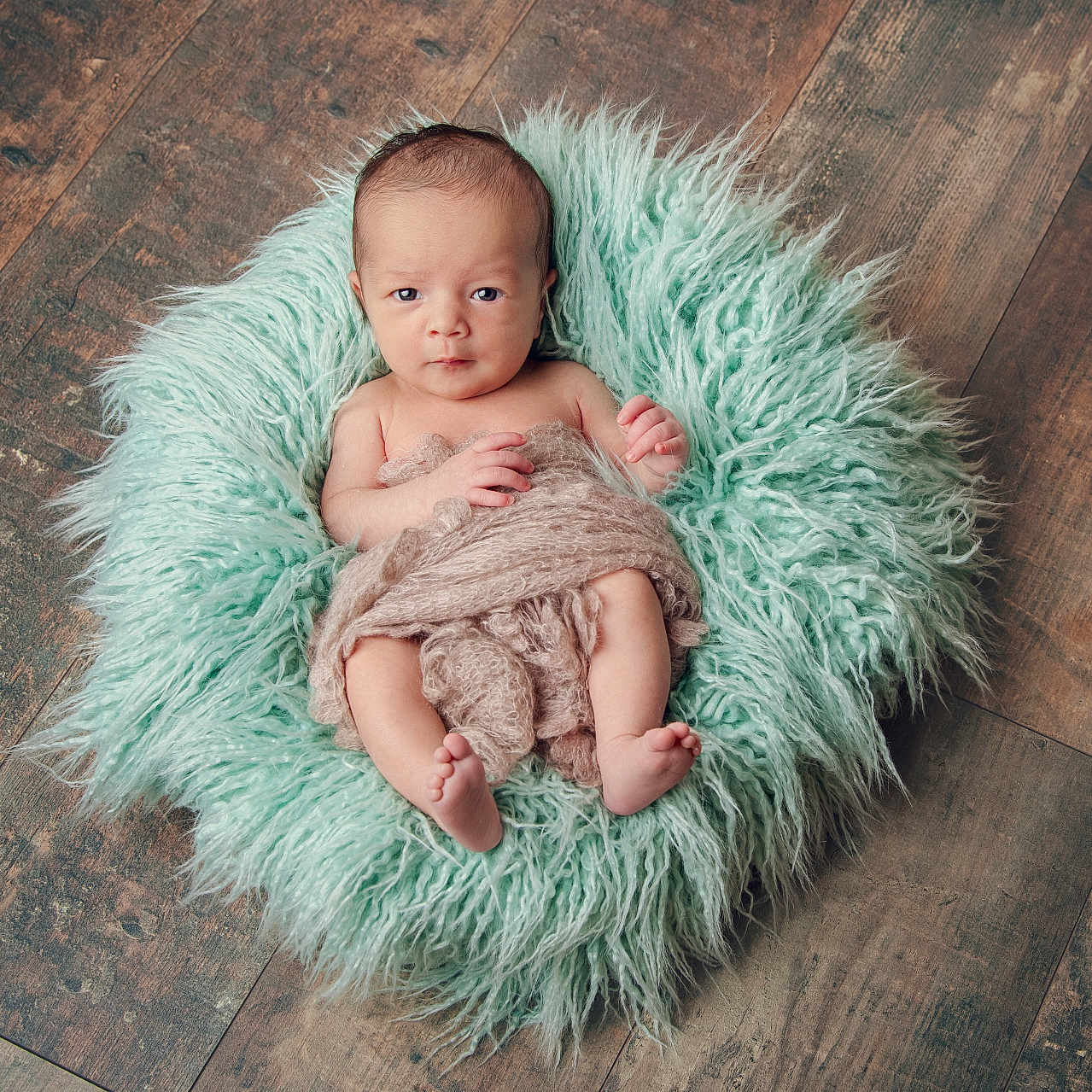 Kim participe au concours pour gagner de l'argent avec cette photo : baby, blanket, cute, expression, feet, fur_pillow, hands, head, indoors, infant, newborn, person, portrait, resting, skin, small, soft, texture, wood_floor, wrapped