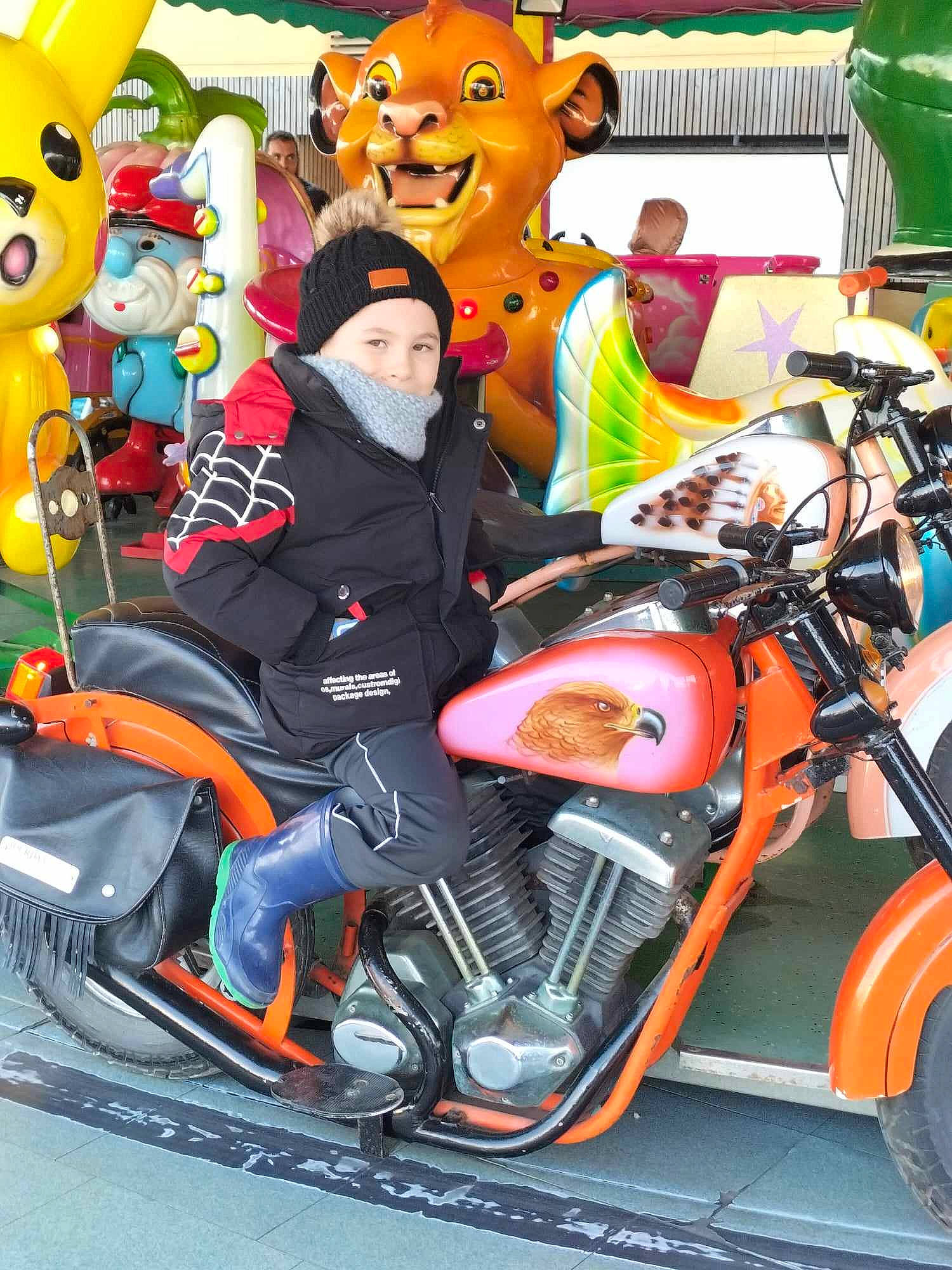 Lukas a rejoint le concours — aidez-le/la à gagner de superbes lots ! automotive_design, automotive_exterior, automotive_lighting, automotive_tire, fender, fuel_tank, fun, green, headgear, headlamp, headwear, motor_vehicle, motorcycle, motorcycle_accessories, motorcycle_helmet, motorcycling, person, rim, tire, vehicle