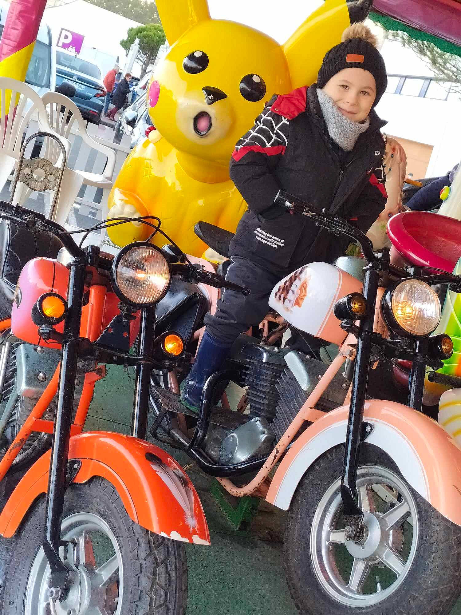 Lukas participe au concours pour gagner de l'argent avec cette photo : auto_part, automotive_design, automotive_lighting, automotive_tire, automotive_wheel_system, fender, headlamp, headwear, joy, mode_of_transport, motor_vehicle, motorcycle, motorcycle_accessories, orange, person, personal_protective_equipment, rim, scooter, spoke, tire