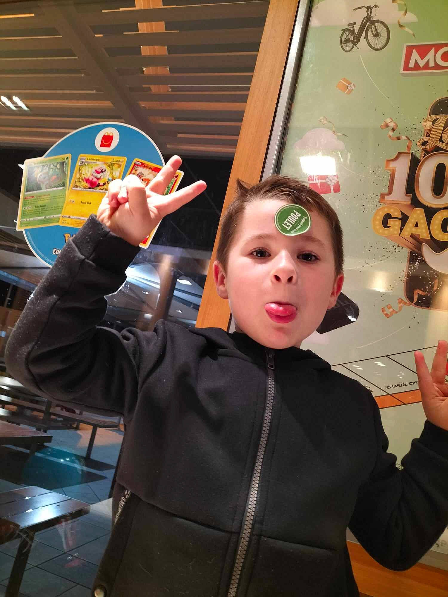 Lukas participe au concours pour gagner de l'argent avec cette photo : animation, cool, costume, event, eyewear, fun, games, gesture, headgear, logo, mask, orange, party_supply, person, personal_protective_equipment, recreation, room, t_shirt