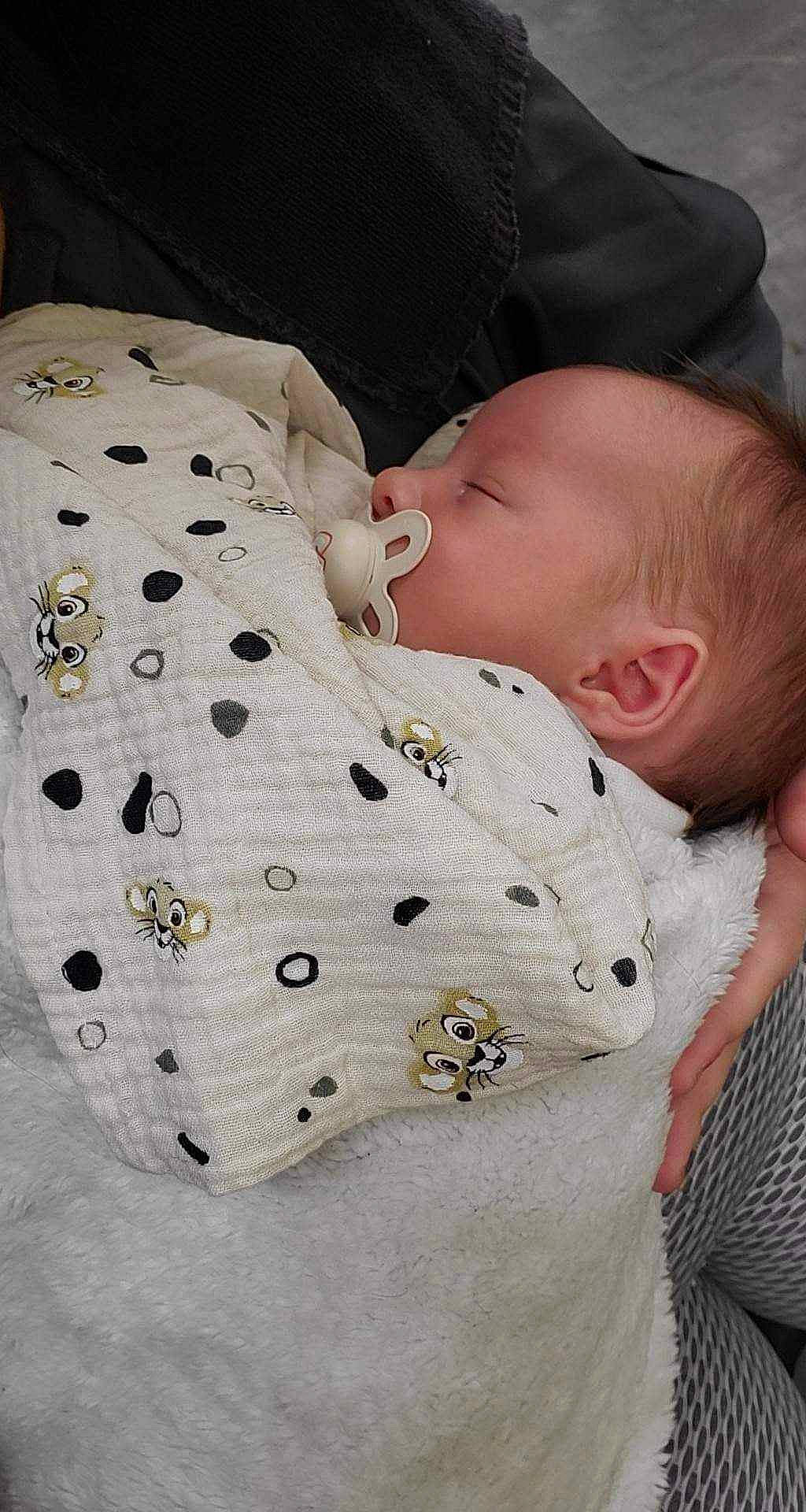 Tyam participe au concours pour gagner de l'argent avec cette photo : baby, baby_products, baby_safety, baby_sleeping, baby_toddler_clothing, child, collar, comfort, dress_shirt, hat, linens, nightwear, pattern, pedicel, person, sitting, sleeve, toddler