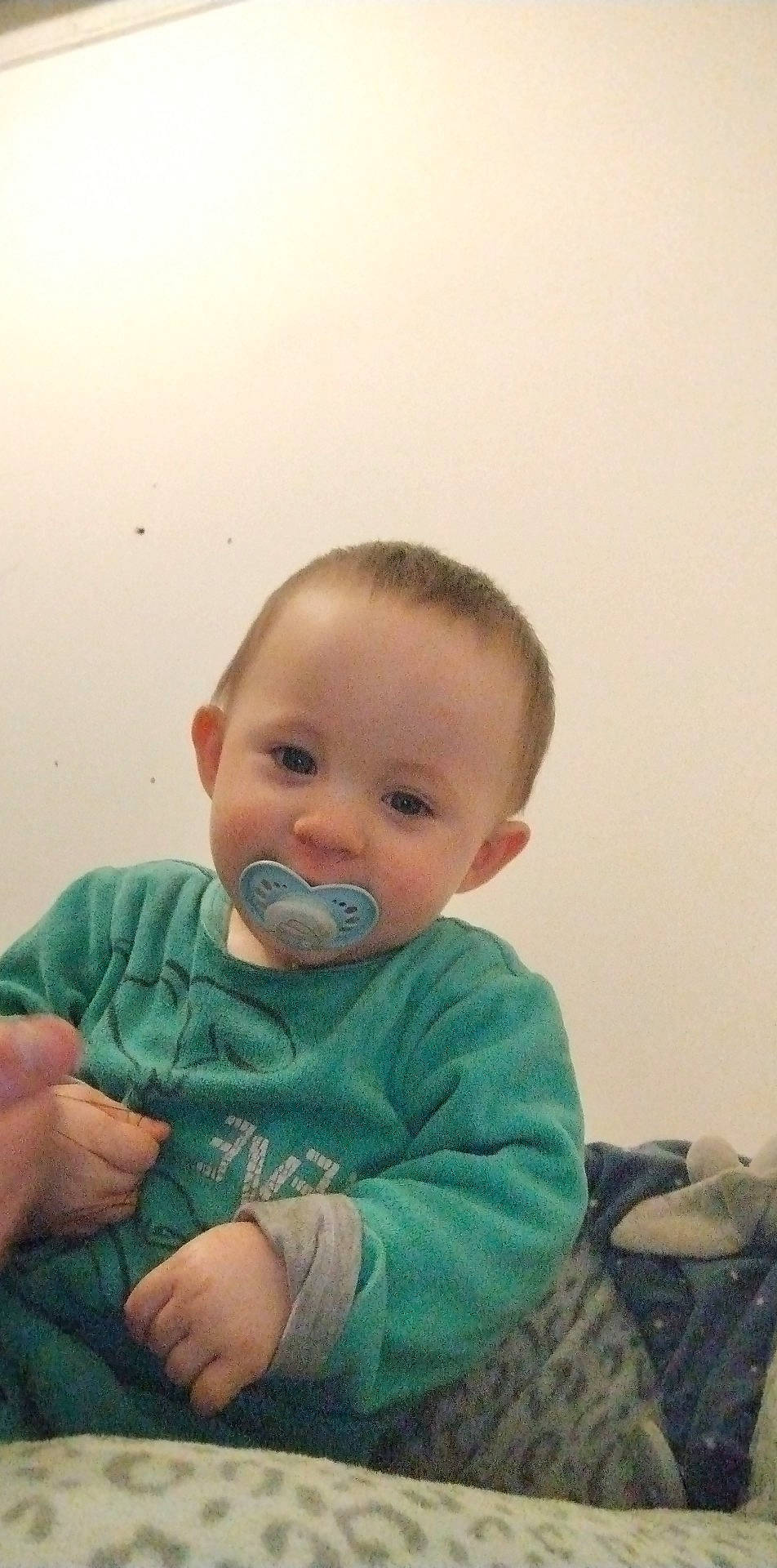 Tyam participe au concours pour gagner de l'argent avec cette photo : baby, baby_toddler_clothing, cheek, chin, comfort, ear, eye, eyebrow, facial_expression, finger, gesture, hair, head, human_body, iris, mouth, neck, nose, person, skin