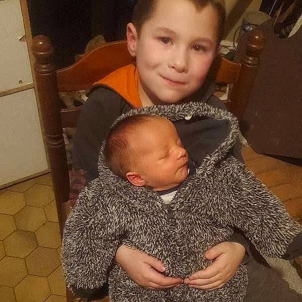 Tyam participe au concours pour gagner de l'argent avec cette photo : cheek, child, chin, comfort, ear, eye, eyebrow, face, finger, forehead, fun, happy, head, iris, joy, nose, organ, person, skin, sleeve