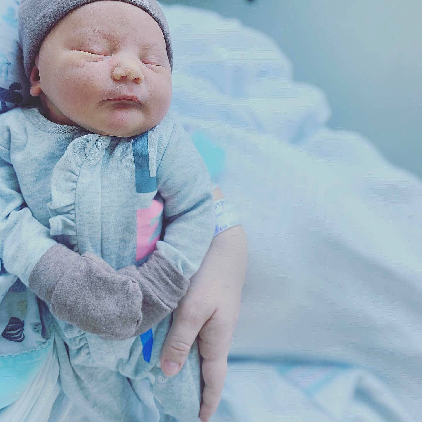 Romie participe au concours pour gagner de l'argent avec cette photo : baby, baby_toddler_clothing, child, electric_blue, eye, finger, freezing, gesture, happy, headwear, hood, jacket, linens, lip, outerwear, person, sitting, skin, sleeve, smile