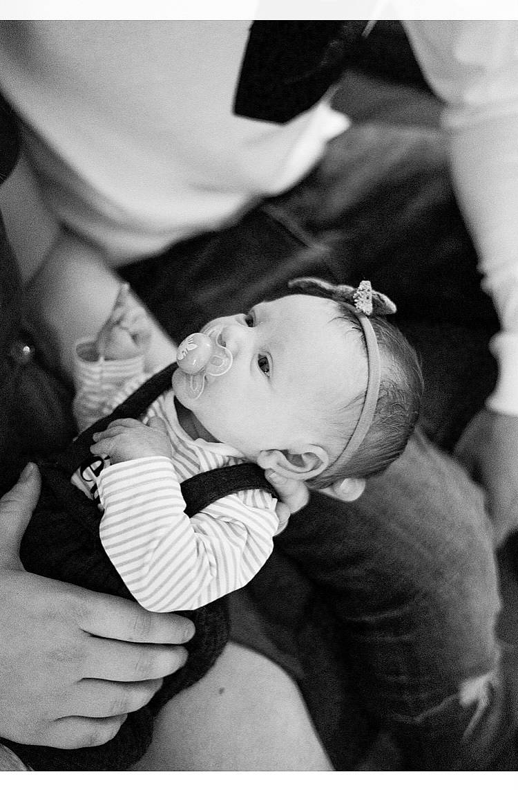 Romie a rejoint le concours — aidez-le/la à gagner de superbes lots ! baby, baby_toddler_clothing, black, black_and_white, cheek, child, comfort, elbow, event, flash_photography, fun, gesture, happy, love, monochrome, monochrome_photography, person, sitting, stock_photography, style