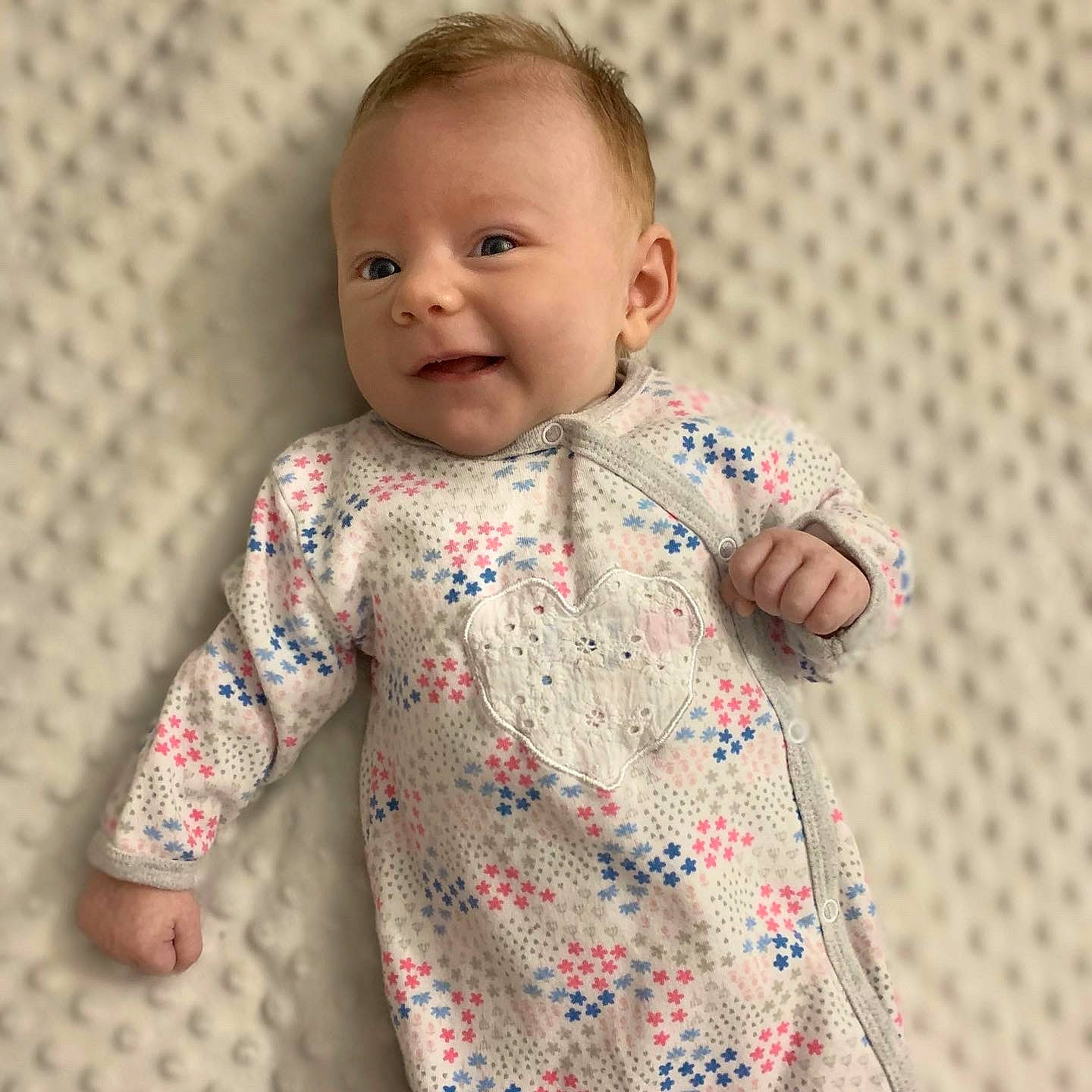 Romie participe au concours pour gagner de l'argent avec cette photo : arm, blue, cheek, clothing, eye, face, finger, fun, green, hair, hairstyle, head, human, human_body, lip, people, person, product, room, skin