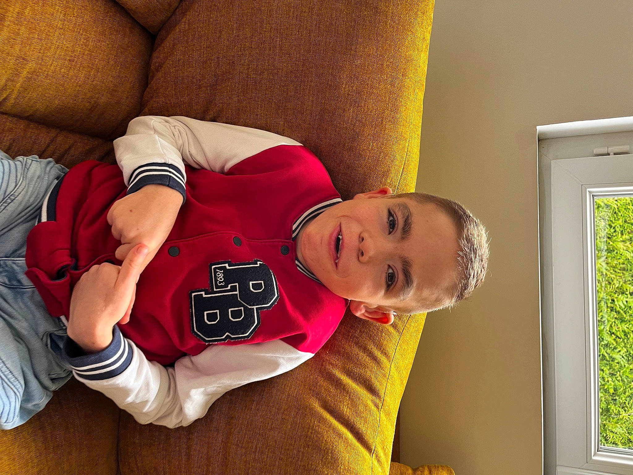 Enzo a rejoint le concours — aidez-le/la à gagner de superbes lots ! abdomen, baby, baby_toddler_clothing, comfort, elbow, finger, happy, human_leg, joint, knee, mammal, person, room, shoulder, sleeve, smile, sportswear, thigh, toddler, trunk